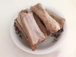 4、茶树菇排骨汤,把焯好的排骨捞出来，用温水清洗干净