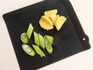 6、茶树菇排骨汤,把鲜姜切成小片，大葱切成小段