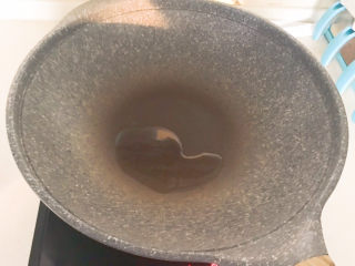 7、茶树菇排骨汤,炒锅烧热后加入少许大豆色拉油