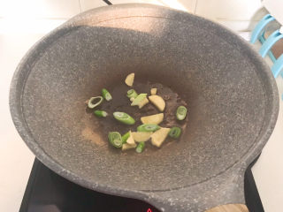 8、茶树菇排骨汤,加入葱姜炒出香味