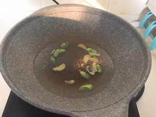 9、茶树菇排骨汤,加入冷水烧开