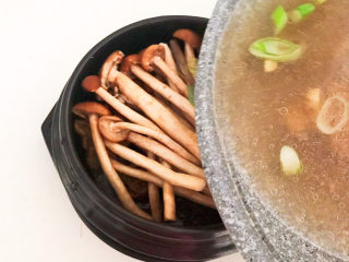 12、茶树菇排骨汤,把烧开后汤汁倒入砂锅