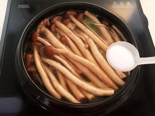 15、茶树菇排骨汤,加入精盐调味