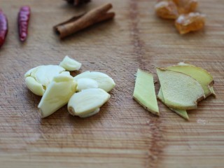 6、西红柿炖牛肉,大蒜拍扁，姜切小片