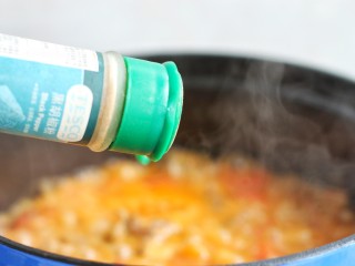 14、西红柿炖牛肉,放黑胡椒粉继续炖煮十分钟