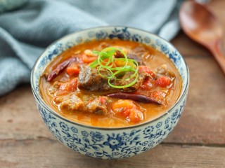 17、西红柿炖牛肉,放适量葱丝装饰
