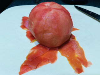 2、鸡蛋西红柿打卤面,西红柿一个洗净，这次买的西红柿皮比较硬，就直接用刀削皮，如果比较熟的西红柿可以用开水烫下剥皮；