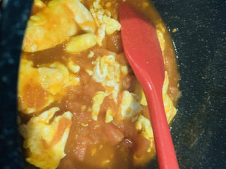 15、鸡蛋西红柿打卤面,将所有调料搅拌均匀；