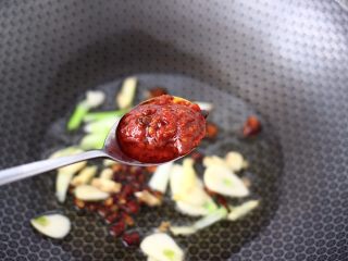 6、啤酒焖鳕鱼,这个时候锅中加入小龙虾酱。