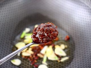 7、啤酒焖鳕鱼,再加入豆瓣酱。