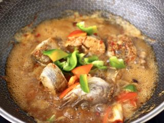 14、啤酒焖鳕鱼,加入青红辣椒片。