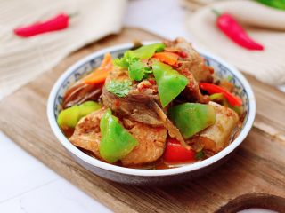 16、啤酒焖鳕鱼,鲜辣味十足的啤酒焖鱼就出锅咯。