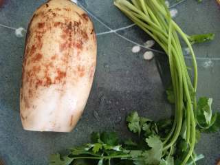 1、酸辣藕片,食材清洗干净。