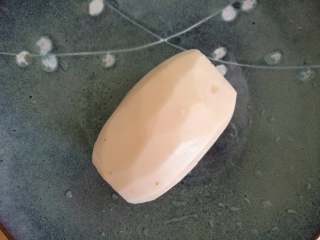 2、酸辣藕片,藕去皮。