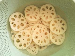 3、酸辣藕片,切成片泡在清水中。