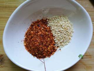 4、酸辣藕片,准备好辣椒面和芝麻。