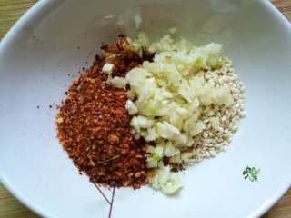 5、酸辣藕片,蒜头切成末也放进去。