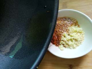 7、酸辣藕片,将热油倒在辣椒上，拌匀。