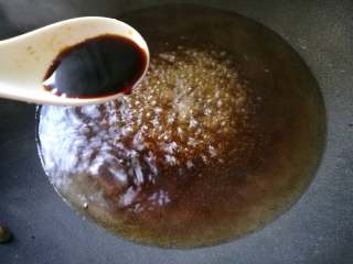 9、酸辣藕片,加入2勺生抽，适量盐。