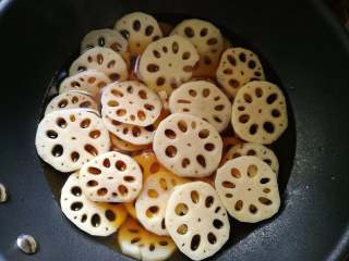 11、酸辣藕片,放入藕片。