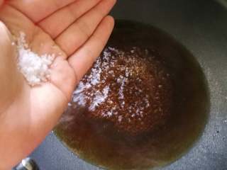 10、酸辣藕片,放入一点白糖。