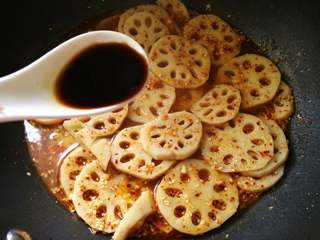 13、酸辣藕片,临出锅前加入2勺醋即可。