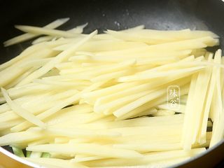 7、酸爽下饭的茄汁土豆丝,倒入土豆丝翻炒；