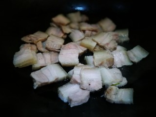 11、无法拒绝的下饭菜～回锅肉,锅中倒少许油 倒入肉片煸炒出油