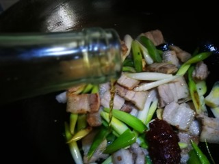 15、无法拒绝的下饭菜～回锅肉,倒入料酒