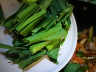 17、无法拒绝的下饭菜～回锅肉,倒入青蒜叶