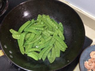 10、荷兰豆炒虾仁,炒至断生