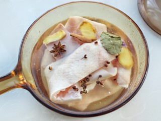 1、洋葱辣椒炒肉皮,将肉皮、八角、姜片、花椒、香叶、桂皮和白酒一起放入冷水中