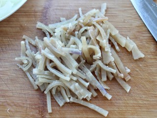 4、洋葱辣椒炒肉皮,再改切成肉皮丝