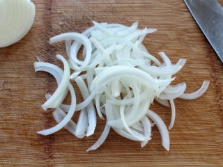 5、洋葱辣椒炒肉皮,洋葱切丝