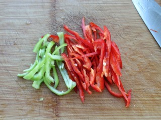 6、洋葱辣椒炒肉皮,青红椒切丝