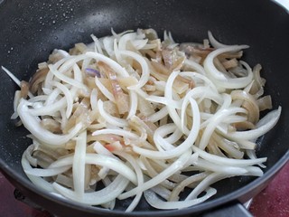 8、洋葱辣椒炒肉皮,再放入肉皮翻炒均匀