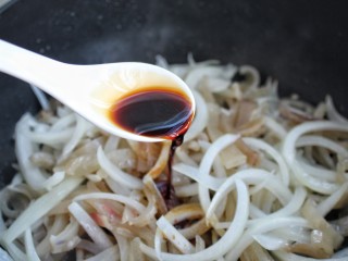 9、洋葱辣椒炒肉皮,调入生抽炒至肉皮上色