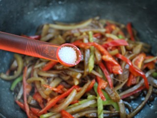 11、洋葱辣椒炒肉皮,再放入盐
