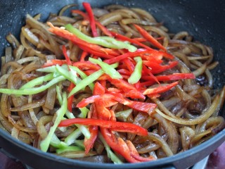 10、洋葱辣椒炒肉皮,放入青红椒炒匀