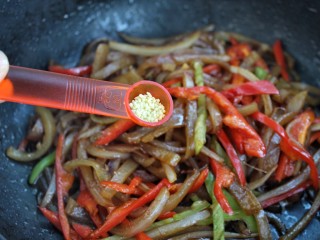 12、洋葱辣椒炒肉皮,少许鸡精