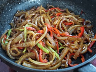 13、洋葱辣椒炒肉皮,翻炒均匀关火即可