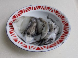 1、油条韭黄炒墨鱼,1.这是墨鱼,它的体内藏有墨囊,背上有一根骨头。