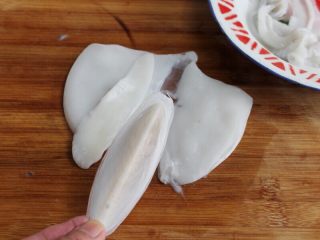 2、油条韭黄炒墨鱼,2.将墨鱼认真地清洗干净,取出骨头。