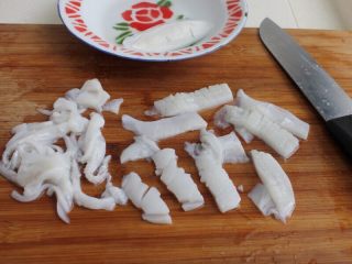 3、油条韭黄炒墨鱼,墨鱼切花刀,这样受热以后就可以卷起来,还比较容易熟。