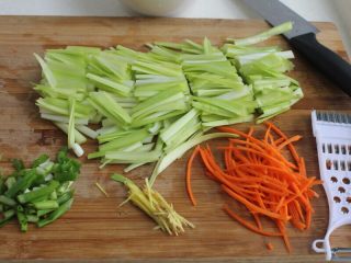 4、油条韭黄炒墨鱼,5.韭黄切段,胡萝卜刨丝,生姜切丝,葱切葱花。