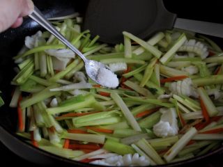 7、油条韭黄炒墨鱼,11.快速翻炒匀,加盐和胡椒粉调味。