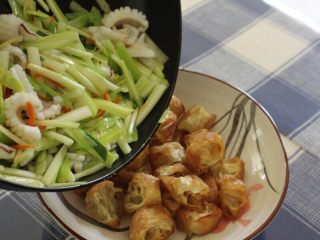 8、油条韭黄炒墨鱼,12.翻炒匀就可以起锅了,倒入装有油条的碗中,这道菜就完成了。