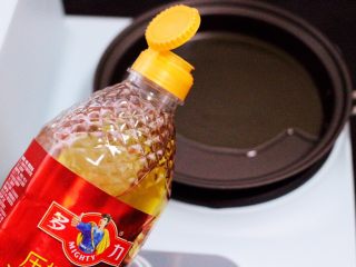 8、家常辣炒土豆丝,锅中倒入花生油烧热后。