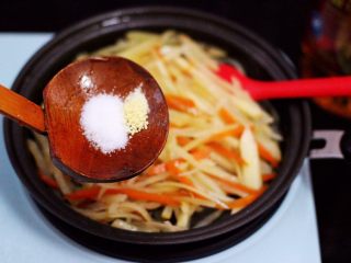 13、家常辣炒土豆丝,这个时候加入适量的盐和鸡精调味。