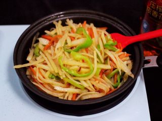 15、家常辣炒土豆丝,大火翻炒均匀即可关火。
